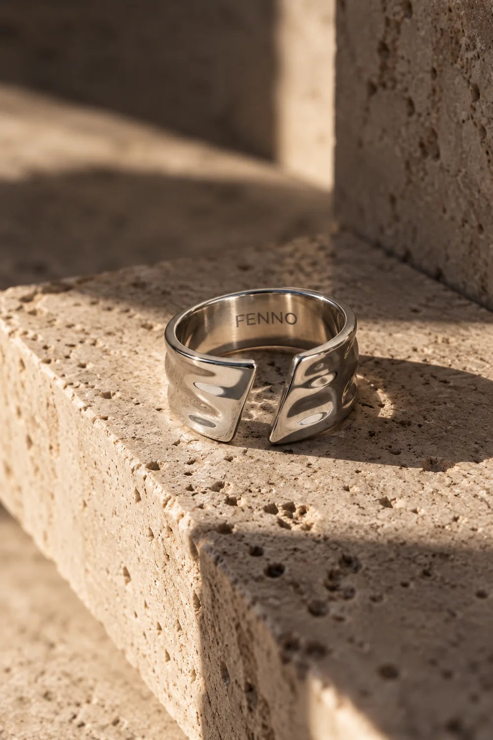 Offener silberfarbener Ring mit FENNO-Markierung innen